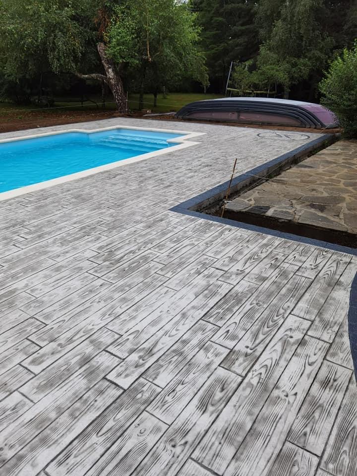 Hormigón impreso efecto madera alrededor de piscina con acabado antideslizante